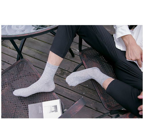 5款秋冬男士必備中筒襪 商務保暖防臭，四季百搭新風尚